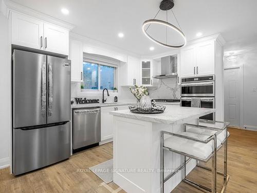 16 Ennismore Pl, Toronto, ON - Indoor Photo Showing Kitchen With Upgraded Kitchen