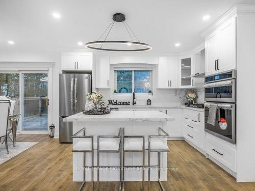 16 Ennismore Pl, Toronto, ON - Indoor Photo Showing Kitchen With Upgraded Kitchen