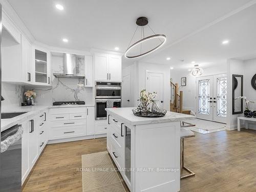 16 Ennismore Pl, Toronto, ON - Indoor Photo Showing Kitchen With Upgraded Kitchen