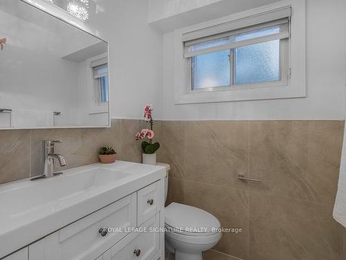 16 Ennismore Pl, Toronto, ON - Indoor Photo Showing Bathroom