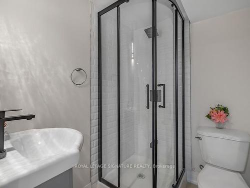 16 Ennismore Pl, Toronto, ON - Indoor Photo Showing Bathroom