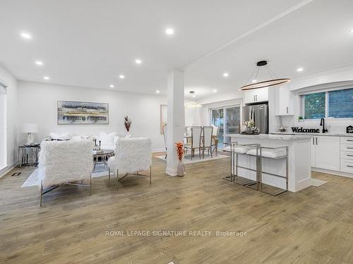 16 Ennismore Pl, Toronto, ON - Indoor Photo Showing Kitchen With Upgraded Kitchen