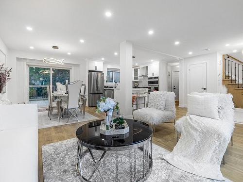 16 Ennismore Pl, Toronto, ON - Indoor Photo Showing Living Room