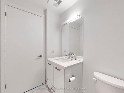 1105-608 Richmond St W, Toronto, ON - Indoor Photo Showing Bathroom