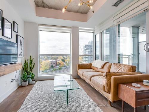 1017-20 Minowan Miikan Lane, Toronto, ON - Indoor Photo Showing Living Room