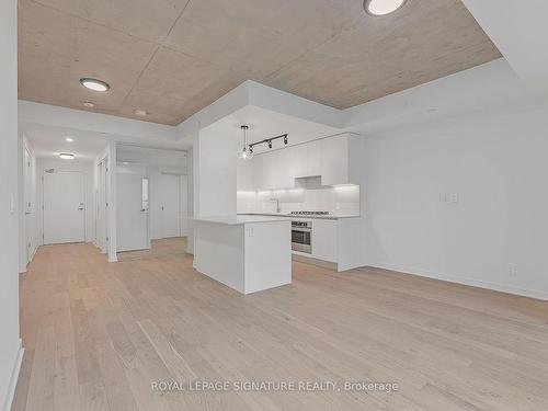 616-2720 Dundas St W, Toronto, ON - Indoor Photo Showing Kitchen