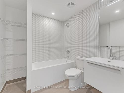 616-2720 Dundas St W, Toronto, ON - Indoor Photo Showing Bathroom