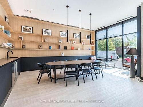 616-2720 Dundas St W, Toronto, ON - Indoor Photo Showing Kitchen