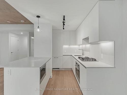 616-2720 Dundas St W, Toronto, ON - Indoor Photo Showing Kitchen With Upgraded Kitchen