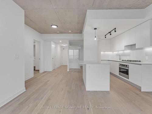 616-2720 Dundas St W, Toronto, ON - Indoor Photo Showing Kitchen