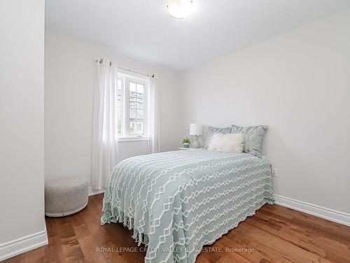 12-7 Lakelawn Rd, Grimsby, ON - Indoor Photo Showing Bedroom