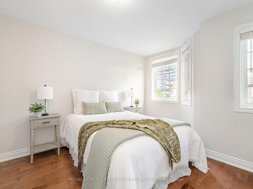 12-7 Lakelawn Rd, Grimsby, ON - Indoor Photo Showing Bedroom