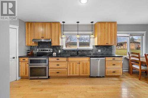 2315 16Th Street, Lister, BC - Indoor Photo Showing Kitchen