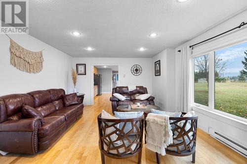 2315 16Th Street, Lister, BC - Indoor Photo Showing Living Room