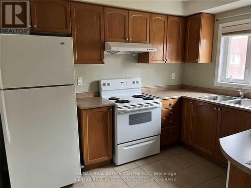 740 States Street, Mississauga, ON - Indoor Photo Showing Kitchen With Double Sink