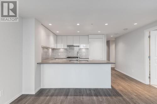 2501 5883 Barker Avenue, Burnaby, BC - Indoor Photo Showing Kitchen