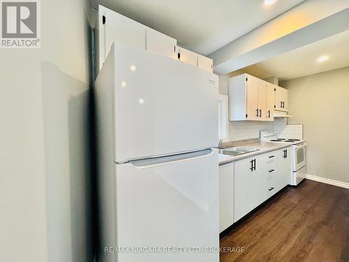 6022 Main Street, Niagara Falls (216 - Dorchester), ON - Indoor Photo Showing Kitchen With Double Sink