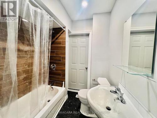 6022 Main Street, Niagara Falls (216 - Dorchester), ON - Indoor Photo Showing Bathroom