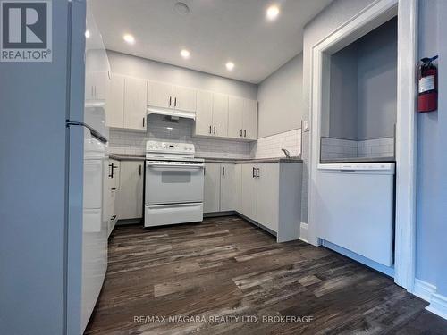 6022 Main Street, Niagara Falls (216 - Dorchester), ON - Indoor Photo Showing Kitchen