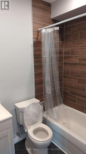 6022 Main Street, Niagara Falls (216 - Dorchester), ON - Indoor Photo Showing Bathroom