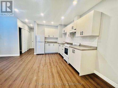 6022 Main Street, Niagara Falls (216 - Dorchester), ON - Indoor Photo Showing Kitchen