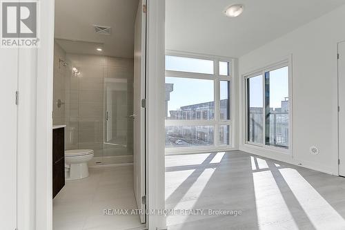 1240 - 10 David Eyer Road, Richmond Hill, ON - Indoor Photo Showing Bathroom