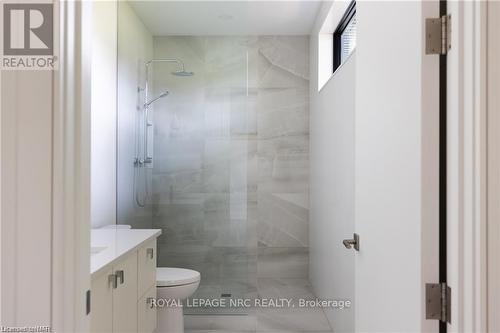 1613 G Lookout Street, Pelham, ON - Indoor Photo Showing Bathroom