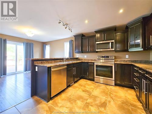 122 Smithfield Circle, Chatham, ON - Indoor Photo Showing Kitchen