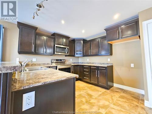 122 Smithfield Circle, Chatham, ON - Indoor Photo Showing Kitchen With Double Sink