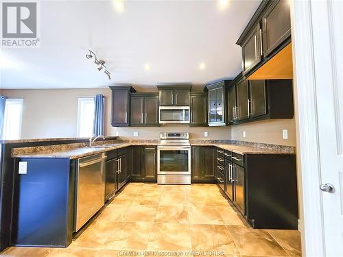 122 Smithfield Circle, Chatham, ON - Indoor Photo Showing Kitchen