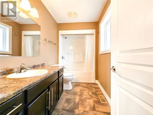 122 Smithfield Circle, Chatham, ON - Indoor Photo Showing Bathroom