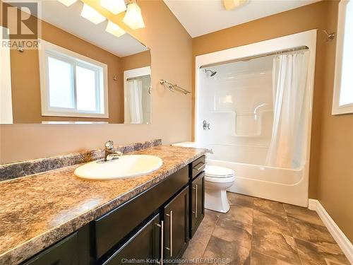 122 Smithfield Circle, Chatham, ON - Indoor Photo Showing Bathroom