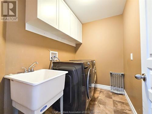 122 Smithfield Circle, Chatham, ON - Indoor Photo Showing Laundry Room