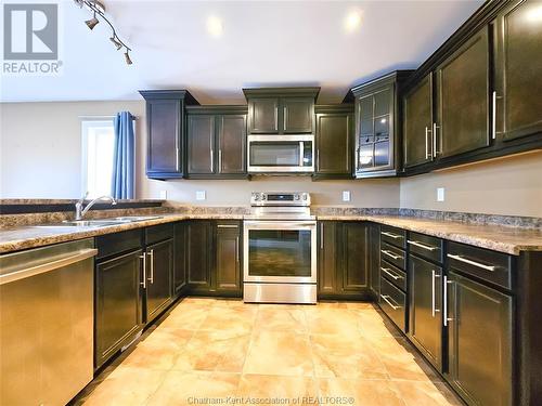 122 Smithfield Circle, Chatham, ON - Indoor Photo Showing Kitchen With Double Sink