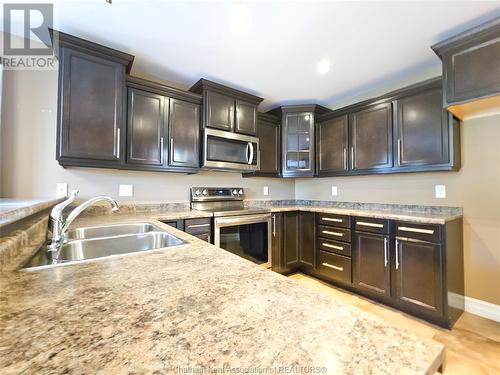 122 Smithfield Circle, Chatham, ON - Indoor Photo Showing Kitchen With Double Sink