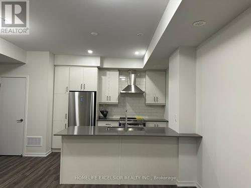 Th353 - 100 Honeycrisp Crescent, Vaughan, ON - Indoor Photo Showing Kitchen