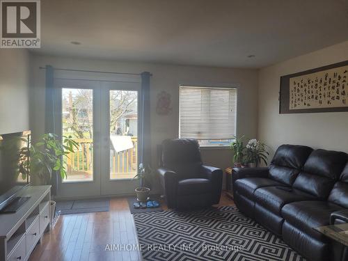 34 Battersea Crescent, Toronto, ON - Indoor Photo Showing Living Room