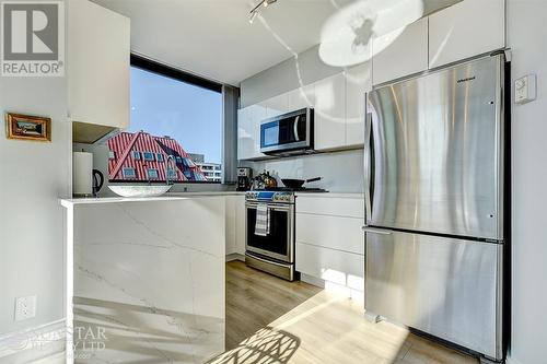 1804 1003 Burnaby Street, Vancouver, BC - Indoor Photo Showing Kitchen