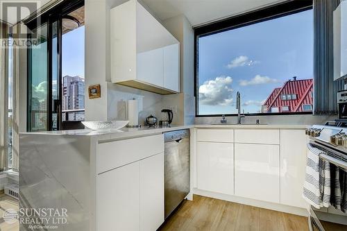 1804 1003 Burnaby Street, Vancouver, BC - Indoor Photo Showing Kitchen