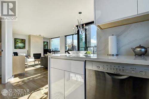 1804 1003 Burnaby Street, Vancouver, BC - Indoor Photo Showing Kitchen