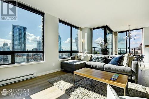 1804 1003 Burnaby Street, Vancouver, BC - Indoor Photo Showing Living Room