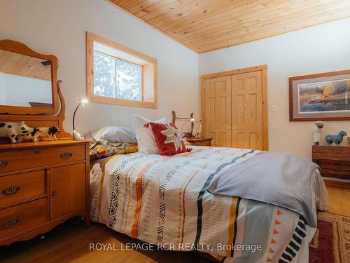 1208 Minnow Dr, Dysart Et Al, ON - Indoor Photo Showing Bedroom