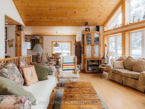 1208 Minnow Dr, Dysart Et Al, ON - Indoor Photo Showing Living Room