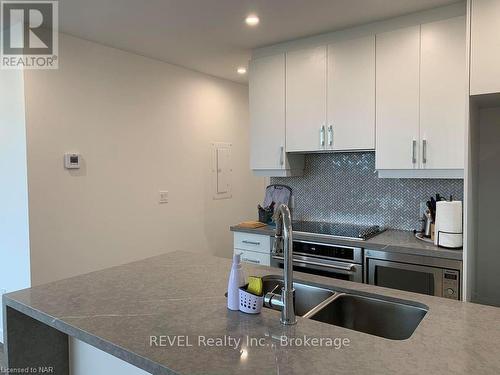 407 - 479 Charlton Avenue E, Hamilton (Stinson), ON - Indoor Photo Showing Kitchen With Double Sink