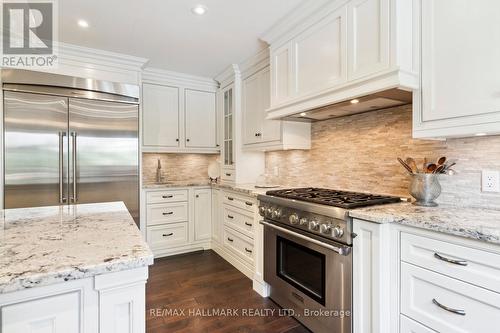 18 Harrowsmith Place, Richmond Hill, ON - Indoor Photo Showing Kitchen With Upgraded Kitchen