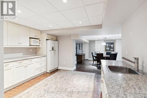 18 Harrowsmith Place, Richmond Hill, ON - Indoor Photo Showing Kitchen