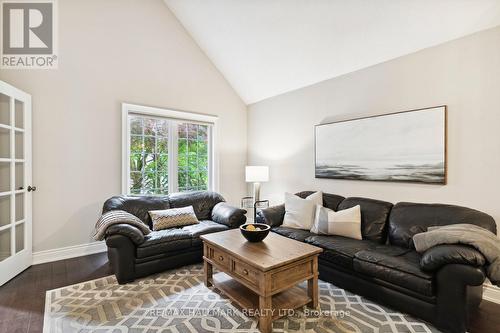 18 Harrowsmith Place, Richmond Hill, ON - Indoor Photo Showing Living Room