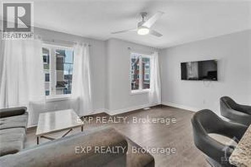 128 Gelderland Private, Ottawa, ON - Indoor Photo Showing Living Room