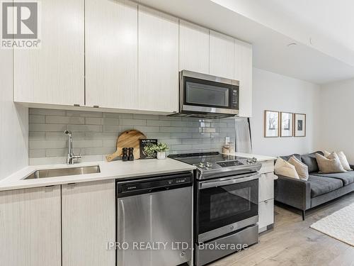 422 - 1401 O'Connor Drive, Toronto, ON - Indoor Photo Showing Kitchen