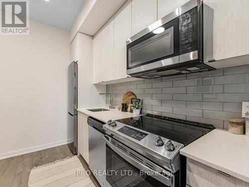 422 - 1401 O'Connor Drive, Toronto, ON - Indoor Photo Showing Kitchen